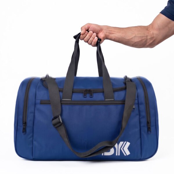 8427-v2-5__BYK PR GYM BAG -lifestyle – navy blue
